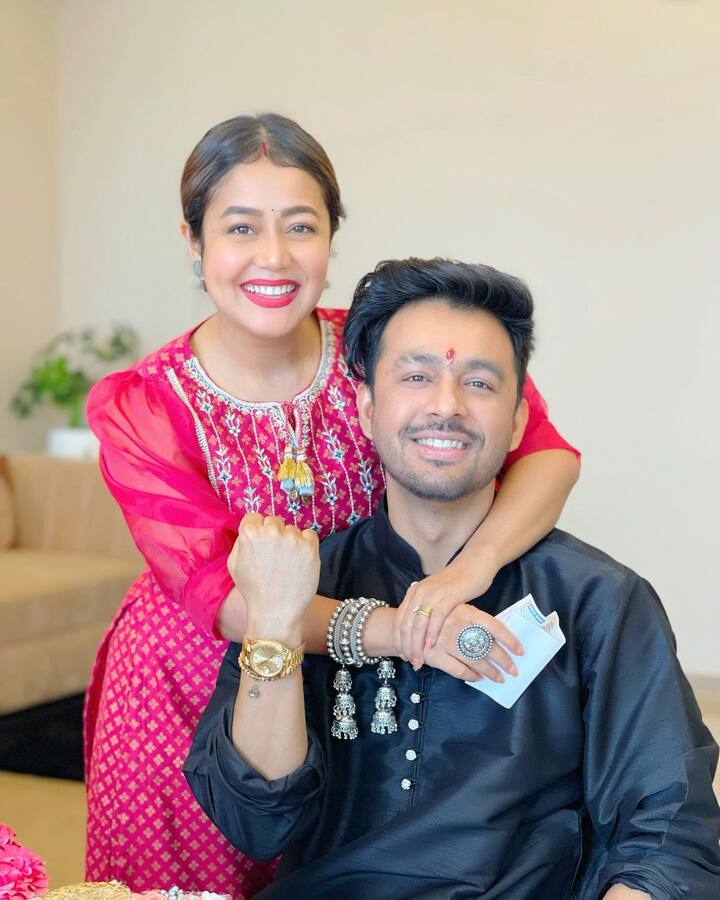 जी हां....चेक. 500 या 2100 नहीं बल्कि नेहा को इस बार भाई टोनी कक्कड़ से मिला है चेक. जिसकी रकम का खुलासा तो नेहा कक्कड़ ने भले ही नहीं किया लेकिन उनकी इंस्टा पोस्ट से ये बात तो साफ है कि इसमें मोटी रकम भरी गई है. (फोटो – सोशल मीडिया)