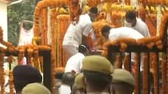 Aligarh: कुछ ही देर में PWD गेस्ट हाउस पहुंचेगा Kalyan Singh का पार्थिव शरीर| Hindi News