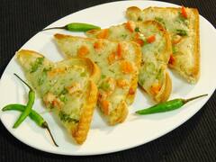 Kitchen Hacks: चाय के साथ बनाएं टेस्टी Chilli Cheese Toast, जानें Recipe