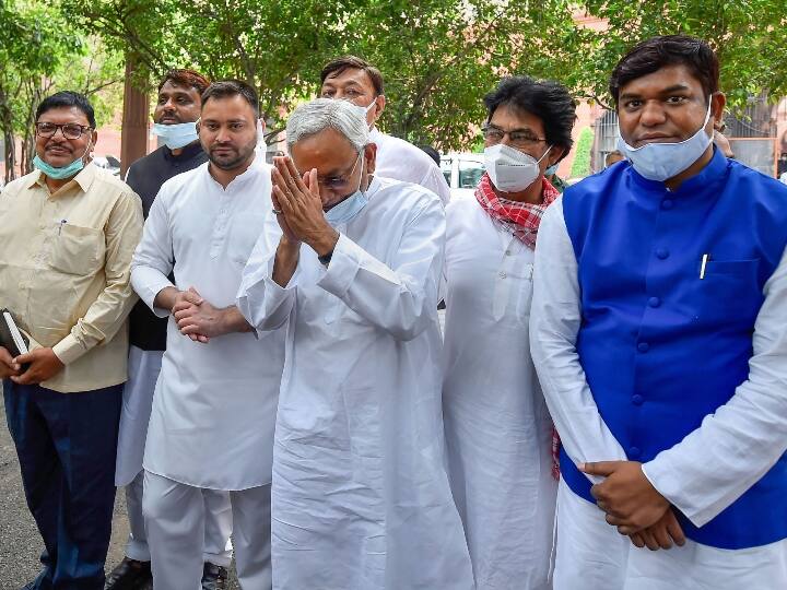 बिहार के मुख्यमंत्री नीतीश कुमार के नेतृत्व में राज्य के 10 दलों के प्रतिनिधिमंडल ने देश भर में जाति आधारित जनगणना कराए जाने के समर्थन में सोमवार को प्रधानमंत्री नरेंद्र मोदी से मुलाकात की. प्रतिनिधिमंडल में मुख्यमंत्री के अलावा राष्ट्रीय जनता दल (आरजेडी) के नेता तेजस्वी यादव और भारतीय जनता पार्टी (बीजेपी) समेत कई अन्य दलों के प्रतिनिधि भी शामिल थे.