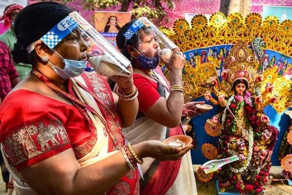 দর্শকদের মাস্ক এবং স্যানিটাইজার ব্যবহার নিশ্চিত করতে হবে।