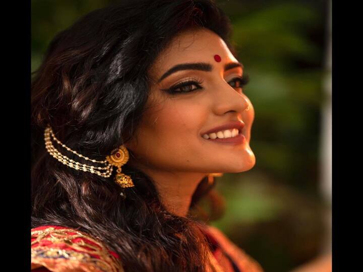 உருக்கியோ... நட்சத்திரத் தூறல் தூறல் கிறக்கியோ என் அழகின் சாரல் சாரல்