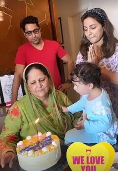 Hina Khan: পরিবারের সবার সঙ্গে মায়ের জন্মদিন পালন করলেন হিনা খান