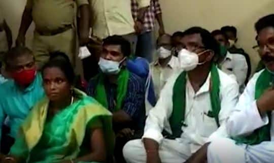 Rampachodavaram: మాజీ ఎమ్మెల్యేతోపాటు గిరిజన లీడర్లను కింద కూర్చొబెట్టిన ఐటీడీఏ అధికారులు