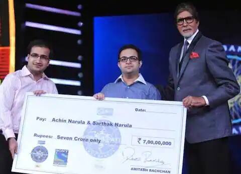 अचिन और सार्थक नरूला या दोन भावांनी आठव्या सीझनमध्ये 7 कोटी रुपये जिंकून इतिहा, रचला होता. शो मध्ये सर्वाधिक रक्कम जिंकण्याचा विक्रम त्यांच्या नावावर आहे. या अगोदर पाच कोटी रक्कम जिंकल्याचा विक्रम सुशील कुमार यांच्या नावे होता