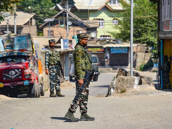 Jammu Kashmir Encounter: Three militants killed in Sopore area of Baramulla district Jammu-Kashmir Encounter: जम्मू-कश्मीर में सुरक्षाबलों को मिली बड़ी कामयाबी, 24 घंटे के भीतर 5 आतंकवादियों को किया ढेर