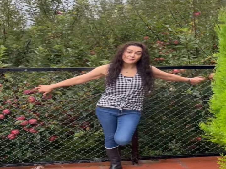 Preity Zinta Officially become farmer showed her apple farm in recent video on instagram Preity Zinta बनीं किसान, दिखाए बागानों में लटकते हुए सेब, कराई सैर