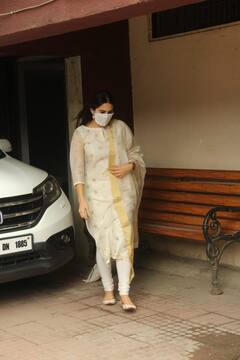 सूट पहनकर Sara Ali Khan पहुंचीं जिम तो बाइक पर बैठ पापा Saif Ali Khan चले शूटिंग करने, देखें तस्वीरें