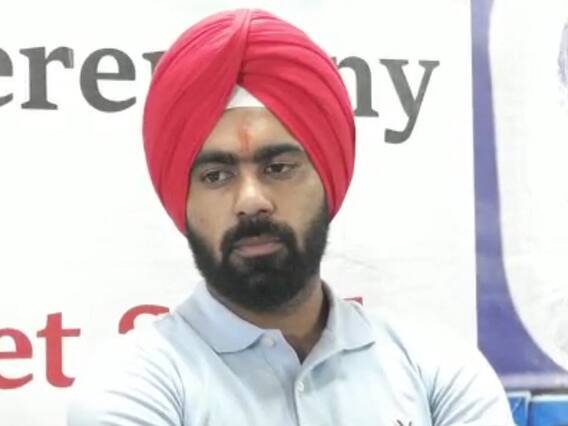 हॉकी खिलाड़ी Simranjit Singh का हुआ भव्य स्वागत, स्कूल में बच्चों के साथ साझा किए अनुभव हॉकी खिलाड़ी Simranjit Singh का हुआ भव्य स्वागत, स्कूल में बच्चों के साथ साझा किए अनुभव