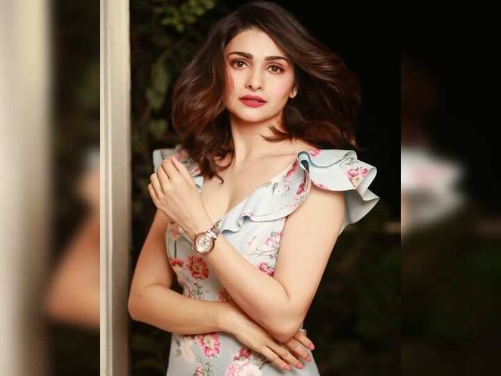 प्राची देसाई: प्राची देसाई ने एकता कपूर के टीवी सीरियल कसम से के जरिए डेब्यू किया था. इसके बाद उन्हें डांस रियलटी शो झलक दिखला जा के जरिए पॉपुलैरिटी मिली.इसके बाद प्राची को रॉक ऑन के जरिए बॉलीवुड ब्रेक मिला और वह कई फिल्मों में दिखाई दीं.