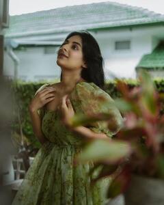 Esther Anil Pics: 'దృశ్యం' మూవీలో వెంకటేష్ చిన్న కూతురు.. అప్పుడు క్యూట్, ఇప్పుడు హాట్!