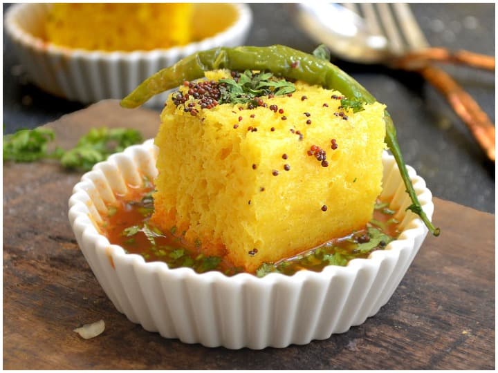 Kitchen Hacks Make Soft and Spongy Dhokla at Home And Dhokla Recipe in Hindi Kitchen Hacks: ऐसे घर पर बनाएं सॉफ्ट और स्पंजी Dhokla, जानें पूरा तरीका