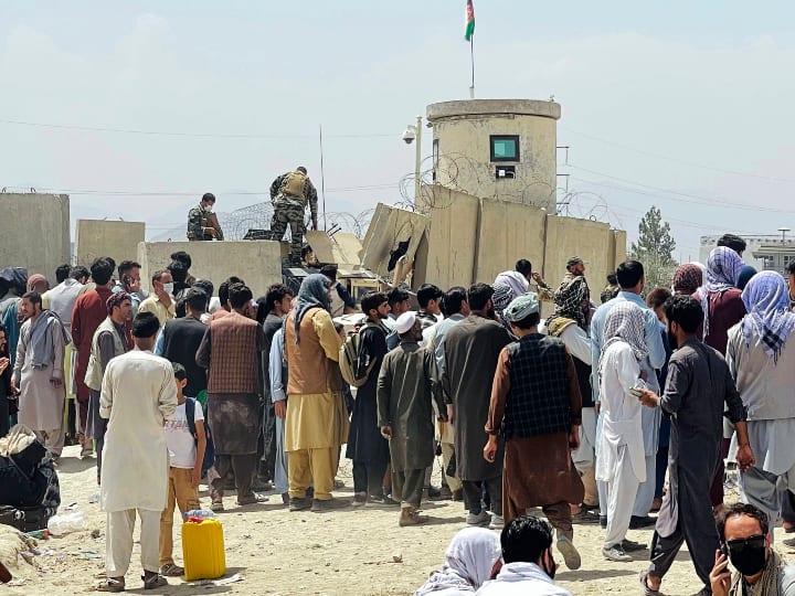 Afghanistan Crisis: तालिबान के खौफ से सहमे अफगान, देश छोड़ने का कर रहे बेसब्री से इंतजार