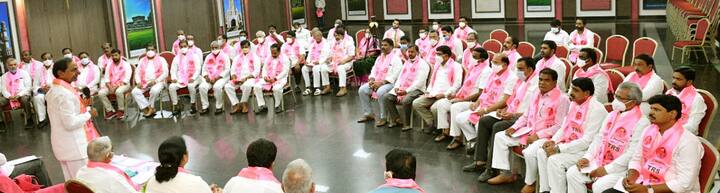 టీఆర్ఎస్ అధినేత కేసీఆర్ అధ్యక్షతన తెలంగాణ భవన్లో టీఆర్ఎస్ రాష్ట్ర కమిటీ సమావేశం జరిగింది.