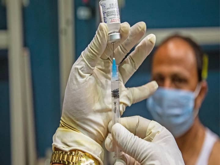 Coronavirus central government will provide two crore doses for vaccination of teachers Coronavirus : शिक्षकांसाठी खुशखबर! केंद्र सरकार शिक्षकांच्या लसीकरणासाठी दोन कोटी डोस उपलब्ध करुन देणार