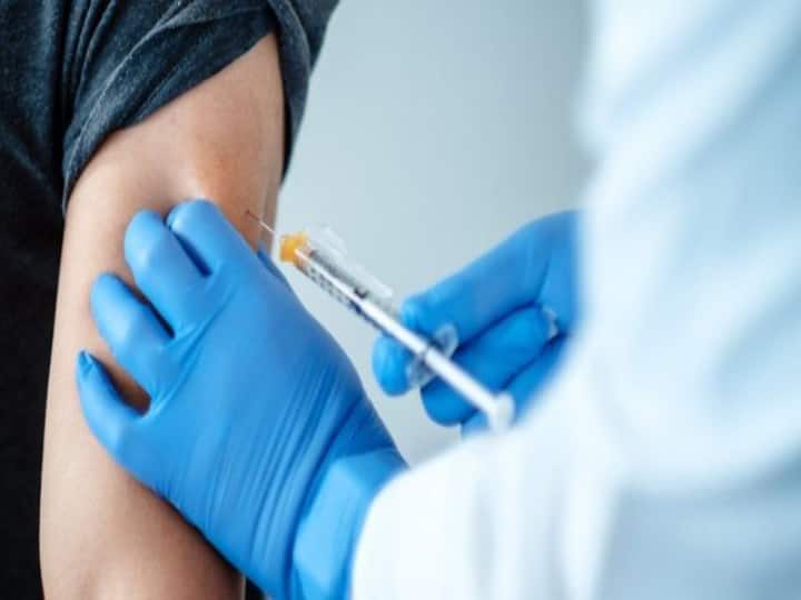 COVID 19 Vaccination Coverage crosses 61 Cr landmark milestone 50 percent of the eligible population benefited ANN COVID 19 Vaccination: भारत में अब तक दी गई 61 करोड़ से ज्यादा कोरोना वैक्सीन डोज, 50% लोगों को मिली पहली खुराक