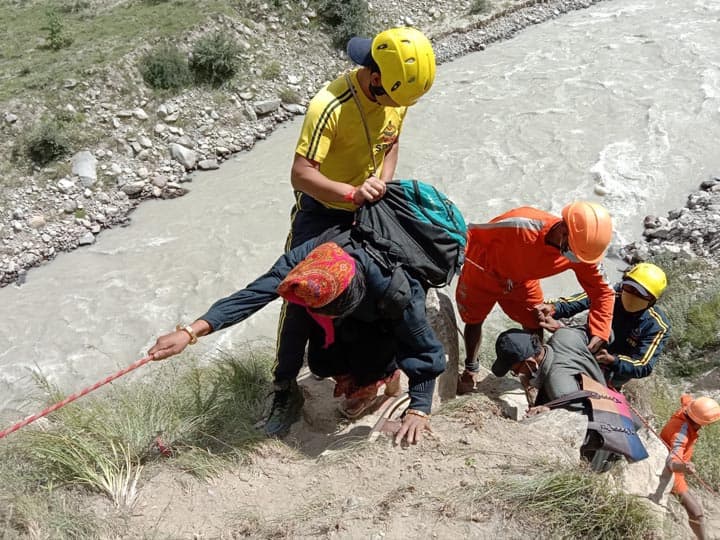 200 people rescued in chamoli after trapped in Landslide Chamoli Landslide: चमौली में भूस्खलन में फंसे 200 लोगों को रेस्क्यू किया गया, SDRF की टीम ने चलाया अभियान