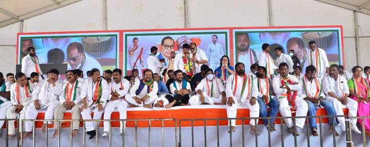 మేడ్చల్ జిల్లా సీఎం కేసీఆర్ దత్తత గ్రామం మూడుచింతలపల్లిలో కాంగ్రెస్ చేపట్టిన దళిత, గిరిజన ఆత్మగౌరవ దండోరా దీక్షలో పీసీసీ చీఫ్ రేవంత్ రెడ్డి పాల్గొన్నారు.