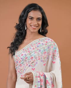 In Pics: చీర కట్టులో మెరిసిన పీవీ సింధు... ఫొటోలు షేర్ చేసిన సింధు... ఫిదా అయిన సమంత