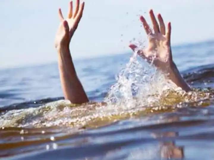 Surat : A boat drown with 10 persons in Amali dam of mandvi, two died , rescue under way Surat : માંડવીના આમલી ડેમમાં હોડી પલટી જતાં 10 લોકો ડૂબ્યા, બેના મોત