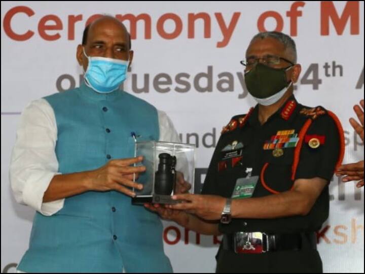 Defence News: FIRST HAND GRENADE MADE BY PVT COMPANY IN INDIA ANN Defence News: भारत में पहली बार किसी प्राइवेट कंपनी ने बनाया हैंड ग्रेनेड, राजनाथ सिंह ने सेना को सौंपे 1 लाख गोला बारूद  