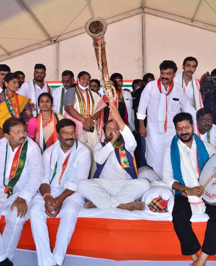 సీఎం కేసీఆర్ లక్ష్మాపూర్, కేశవాపూర్, మూడుచింతలపల్లి గ్రామాలను దత్తత తీసుకుని నాలుగేళ్లు గడుస్తున్నా అభివృద్ధి ఏం జరగలేదని ఆరోపించారు.