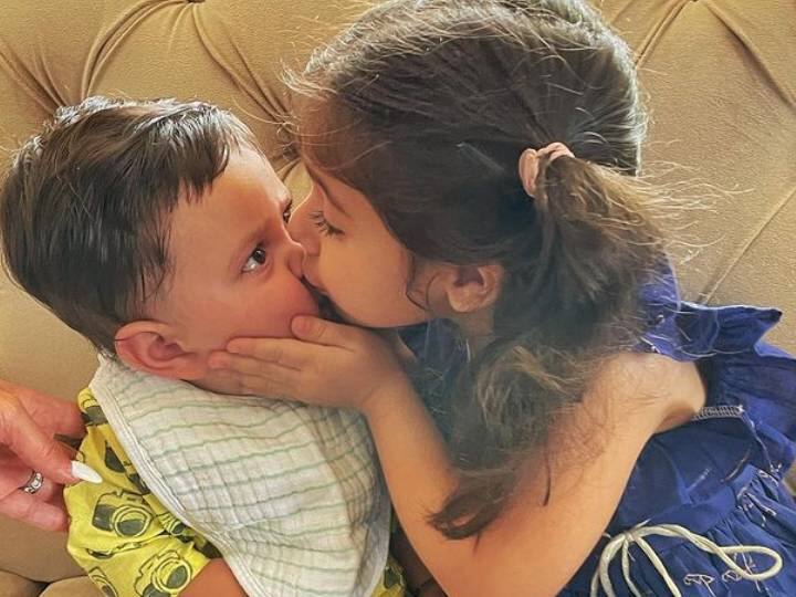 Kareena Kapoor khan son Jeh gets a kiss from cousin Inaaya on his first Raksha Bandhan Cute Photos! करीना कपूर के बेटे जहांगीर अली खान ने बहन इनाया के साथ मनाया रक्षाबंधन, ये क्यूट तस्वीर हुई वायरल