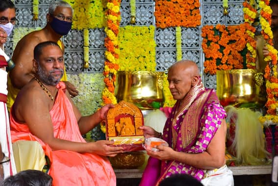 Andhra Pradesh:మంత్రాలయం రాఘవేంద్రస్వామి ఆరాధన మహోత్సవాలు..శేషవస్త్రం సమర్పించిన టీటీడీ