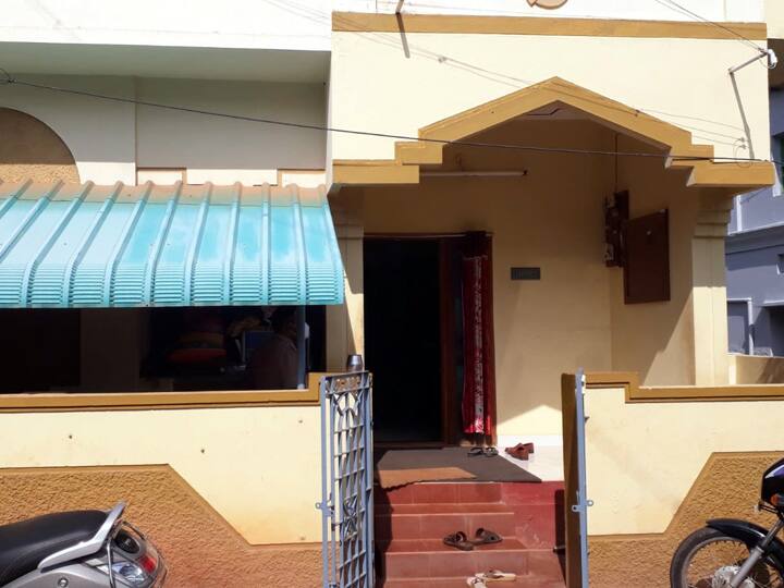 jewelery, Rs 5 lakh cash abbess at police house in Thanjavur தஞ்சையில் போலீஸ் வீட்டில் 15 சவரன் நகை, 5 லட்சம் ரொக்கம் அபேஸ்...!