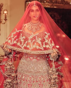 सुर्ख लहंगा, नाक में नथनी, हाथों में लाल चूड़ियां और कलीरें...दुल्हन बनीं Kriti Sanon से नज़रें नहीं हटा पा रहे फैंस