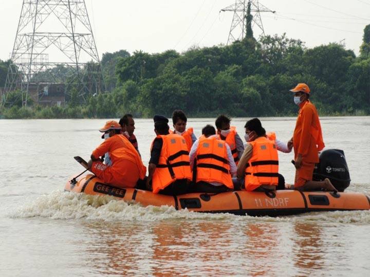 River crosses danger level in Gorakhpur, 113 villages affected ann Gorakhpur Flood: नदियां उफनाईं, 113 गांव घिरे, मवेशियों संग बंधे पर आ गई पूरी गृहस्‍थी