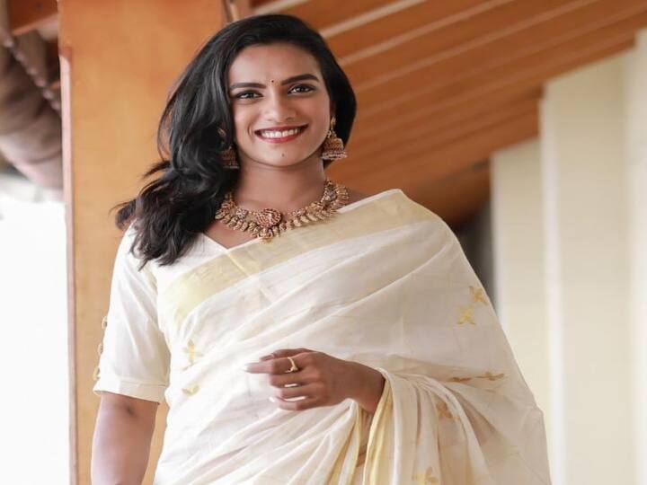 எப்பொழுதும் ஸ்போர்ட்ஸ் ட்ரெஸ்ஸில் பார்த்த ரசிகர்கள் புடவையில் இவரது தோற்றத்தை புகழ்கிறார்கள்