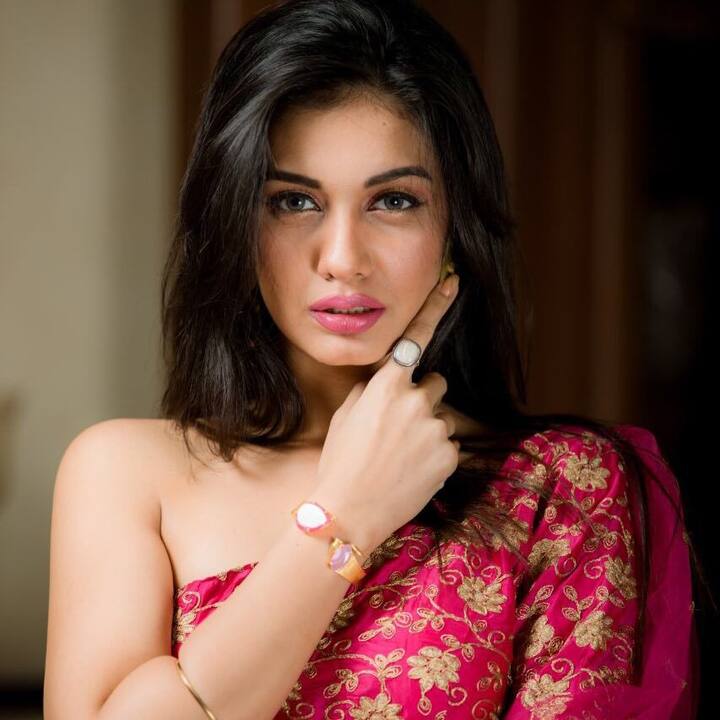 Divya Agarwal- मीडिया रिपोर्ट्स के मुताबिक, मजबूत दावेदारों में शुमार दिव्या को मिल रहे हैं 2 लाख रुपये.