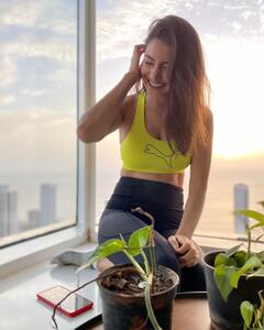 Anushka Sharma स्टाइलिश Dresses से गिराती हैं बिजलियां, Figure और Look दिखता है कमाल