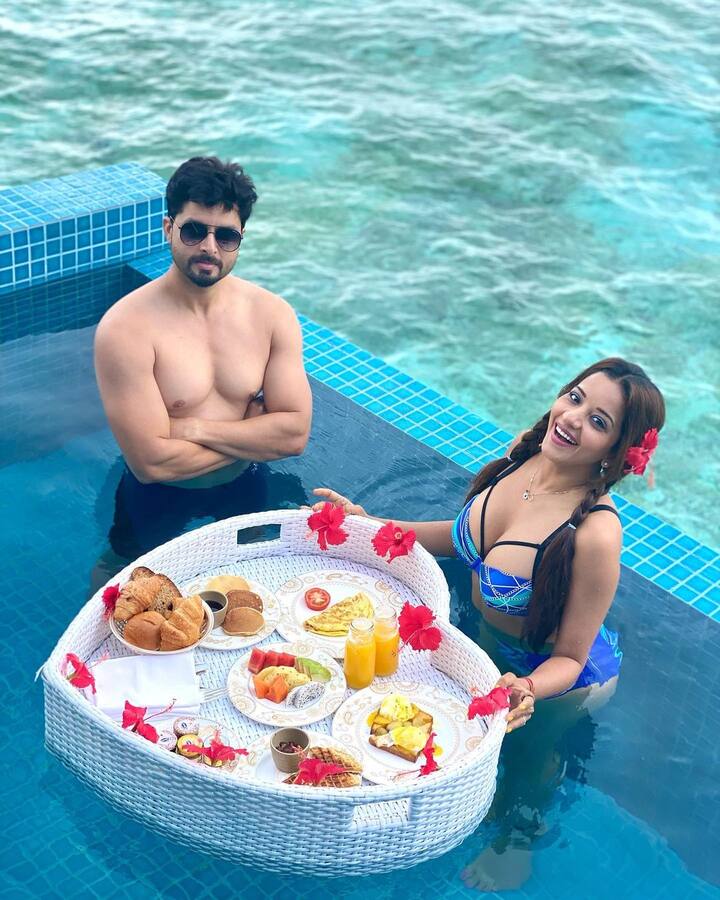 दोनों अपने खाने के खूब इंजॉय करते दिख रहे हैं. मोनालिसा भी पति के साथ बिताया जाने वाला क्वालिटी टाइम काफी इंजॉय कर रही है.