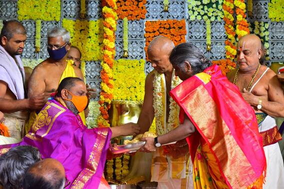 Andhra Pradesh:మంత్రాలయం రాఘవేంద్రస్వామి ఆరాధన మహోత్సవాలు..శేషవస్త్రం సమర్పించిన టీటీడీ