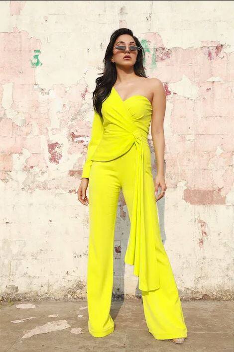 ਰੈਡ ਲੁੱਕ ਤੋਂ ਬਾਅਦ, ਕਿਆਰਾ ਨੇ ਪੀਲੇ ਲੁੱਕ ਨੂੰ ਕੈਰੀ ਕੀਤਾ। ਉਸ ਨੇ ਪੀਲੇ ਰੰਗ ਦੀ ਪੈਂਟ ਦੇ ਨਾਲ ਇੱਕ ਆਫ-ਸ਼ੋਲਡਰ ਮੈਚਿੰਗ ਟੌਪ ਪਾਇਆ ਸੀ। ਅਦਾਕਾਰਾ ਨੇ ਆਪਣੇ ਲੁੱਕ ਨੂੰ ਖੁੱਲੇ ਵਾਲਾਂ, ਘੱਟੋ ਘੱਟ ਮੇਕਅਪ ਤੇ ਫੰਕੀ ਸਨਗਲਾਸ ਨਾਲ ਪੂਰਾ ਕੀਤਾ।