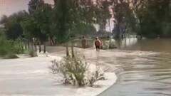 UP Rains:बाढ़ की आगोश में पूर्वांचल के गांव, जान जोखिम में डाल कर परीक्षा दे रहे छात्र| Mudde Ki Baat