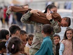 Afghanistan Crisis: अमेरिका ने अफगानिस्तान से 24 घंटे में 20 हजार से अधिक लोगों को सुरक्षित निकाला, तस्वीरों में देखें