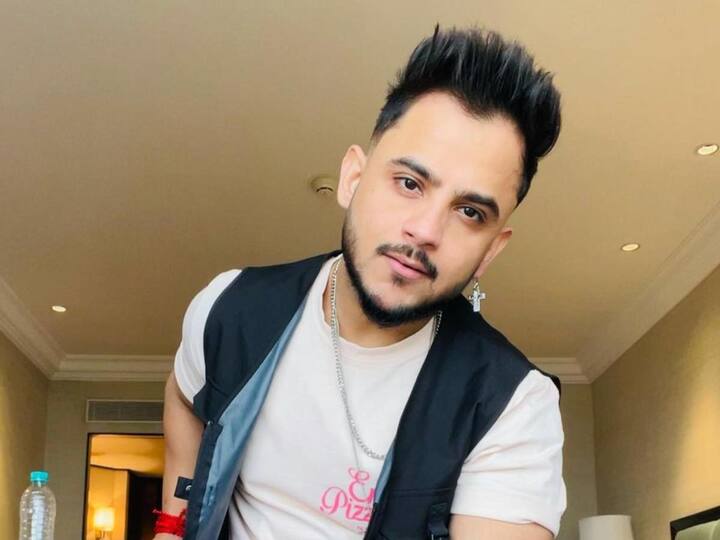 Millind Gaba- सिंगर को हर हफ्ते इस शो के लिए 1.75 लाख बतौर फीस मिल रही है.