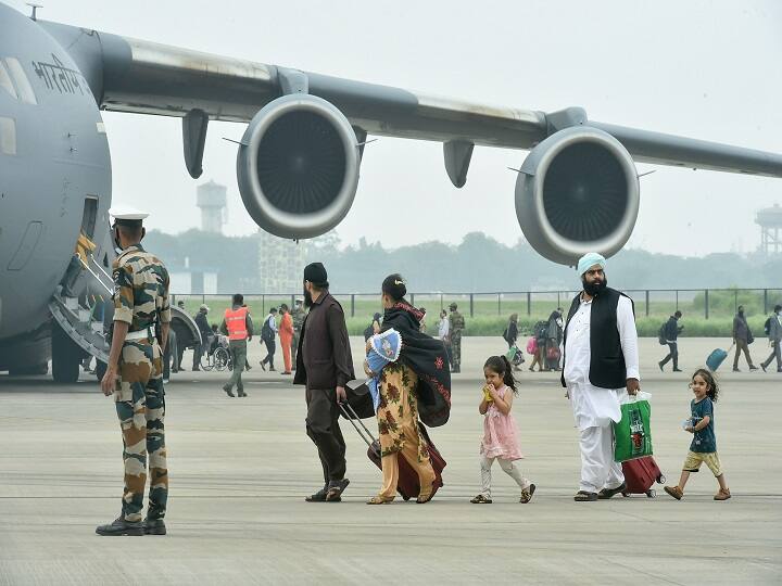 आज भी देश लौट रहे हैं काबुल में फंसे भारतीय, अपने साथ ला रहे हैं गुरु ग्रंथ साहिब की 3 प्रतियां
