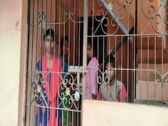 பெற்றோர் வாங்கிய கடனுக்காக 4 பெண் பிள்ளைகளை வீட்டில் வைத்து பூட்டிய நபர் கைது...!