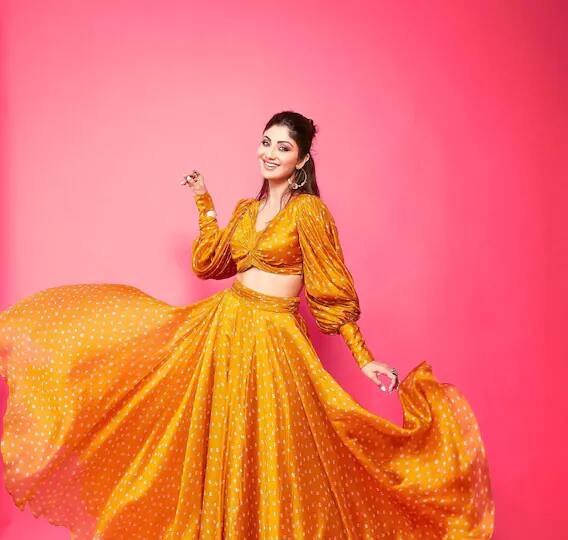 तिने पिवळ्या रंगाच्या स्कर्टसह मॅचिंग बलून स्लीव्ह क्रॉप टॉप निवडलाय. शिल्पा शेट्टी कुंद्राने तिचा लूक बिग हुप्स आणि मॅचिंग हील्सने परिपूर्ण केलाय.