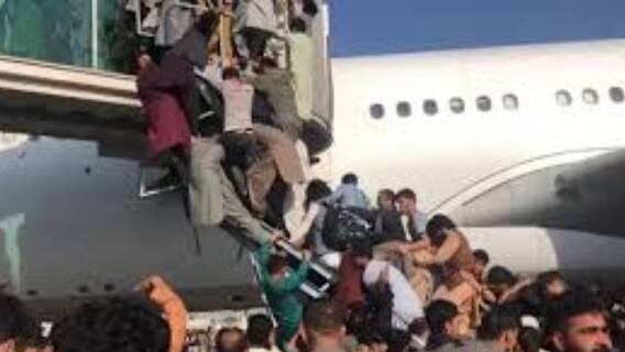 Afghanistan: কাবুল এয়ারপোর্টে থমথমে মুখের ভিড়, অজ্ঞাতপরিচয় হামলাকারীদের সঙ্গে আফগানবাহিনীর গুলির লড়াইয়ে মৃত ১ | Bangla News
