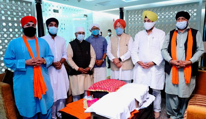 Union Minister Hardeep Singh Puri, along with MoS MEA V Muraleedharan and BJP leader RP Singh received three copies of Sikh scripture Shri Guru Granth Sahib that arrived from Afghanistan.  (Image Source: PTI)