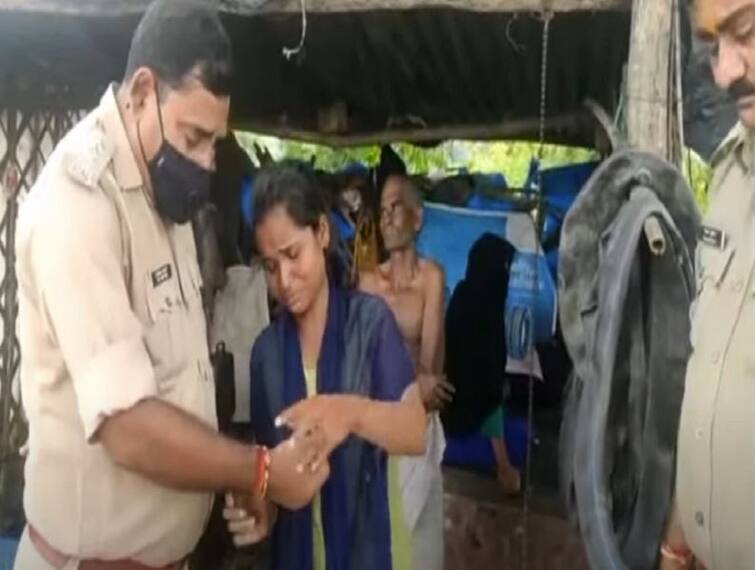 CO Bharthana and his gunner, driver tied Rakhi to the girl who connected the puncture on the highway, this initiative of the police officer is being appreciated. ਪੁਲਿਸ ਅਧਿਕਾਰੀ ਨੇ ਪੰਕਚਰ ਲਾਉਣ ਵਾਲੀ ਲੜਕੀ ਤੋਂ ਰੌਂਦੇ-ਰੌਂਦੇ ਬੰਨ੍ਹਵਾਈ ਰੱਖੜੀ, ਵੀਡੀਓ 'ਚ ਕੈਦ ਹੋਏ ਭਾਵੁਕ ਪਲ 