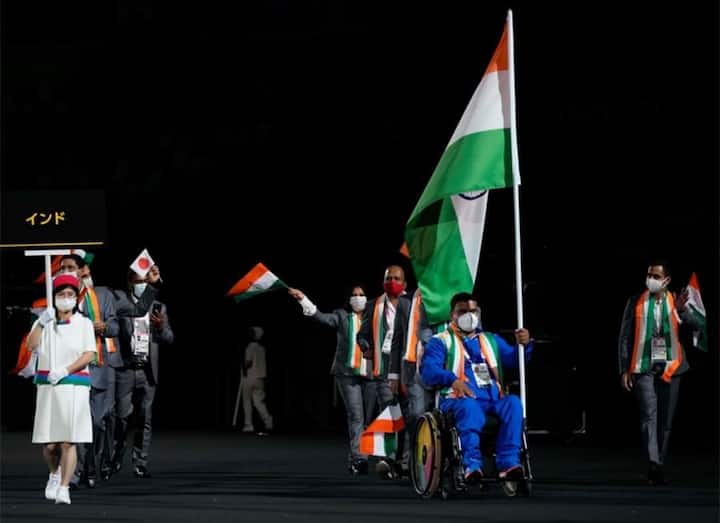 టోక్యో పారాలింపిక్స్‌ ఆరంభోత్సవ కార్యక్రమంలో భారత పతాకధారి టెక్ చంద్ వెంట జట్టు నడిచింది.