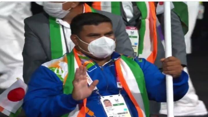 ভারতের হয়ে প্যারালিম্পিক্সের মার্চপাস্টে পতাকা বহন করলেন টেক চাঁদ। তিনি একজন জ্যাভলিন থ্রোয়ার।
