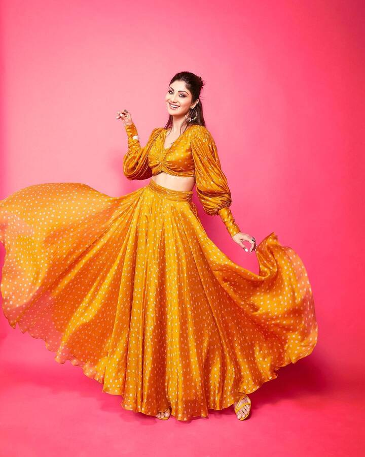 यैलो फ्लेयर्ड स्कर्ट के साथ उन्होंने मैचिंग बैलून स्लीव क्रॉप टॉप को पेयर किया था. बिग हूप्स और मैचिंग हील्स के साथ शिल्पा शेट्टी कुंद्रा ने अपने लुक को परफेक्ट बनाया था.