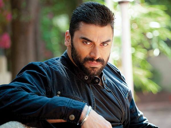 Nikitin Dheer- निकितिन धीर ने फिल्म में अजय सिंह की भूमिका निभाई और इस किरदार के लिए उन्हें 35 लाख रुपये बतौर फीस मिले.